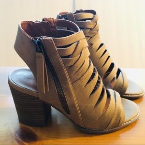 Universal Thread Sz 7.5 taupe pump sandals